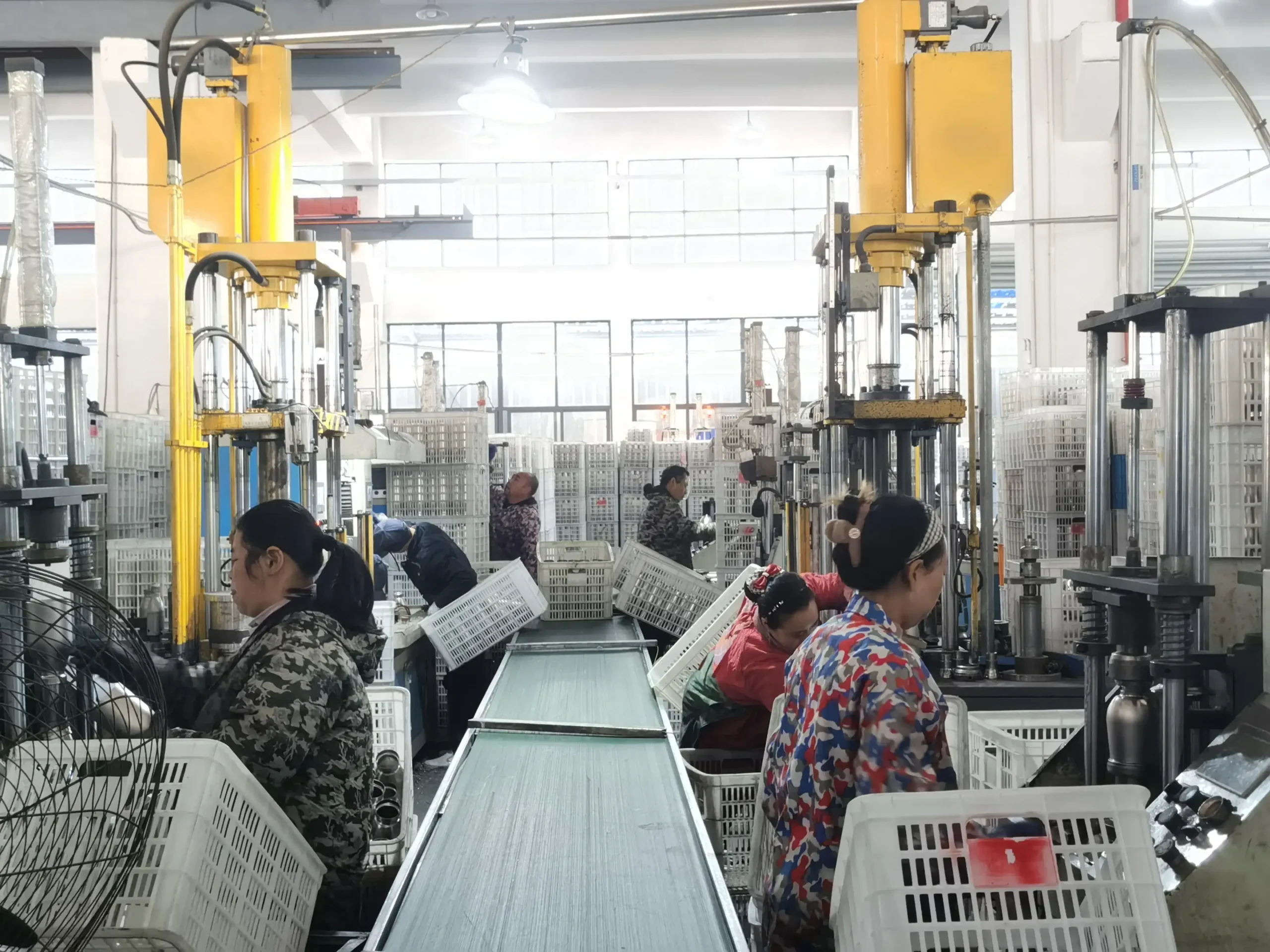 Stainless steel hydroforming machine shaping bottle