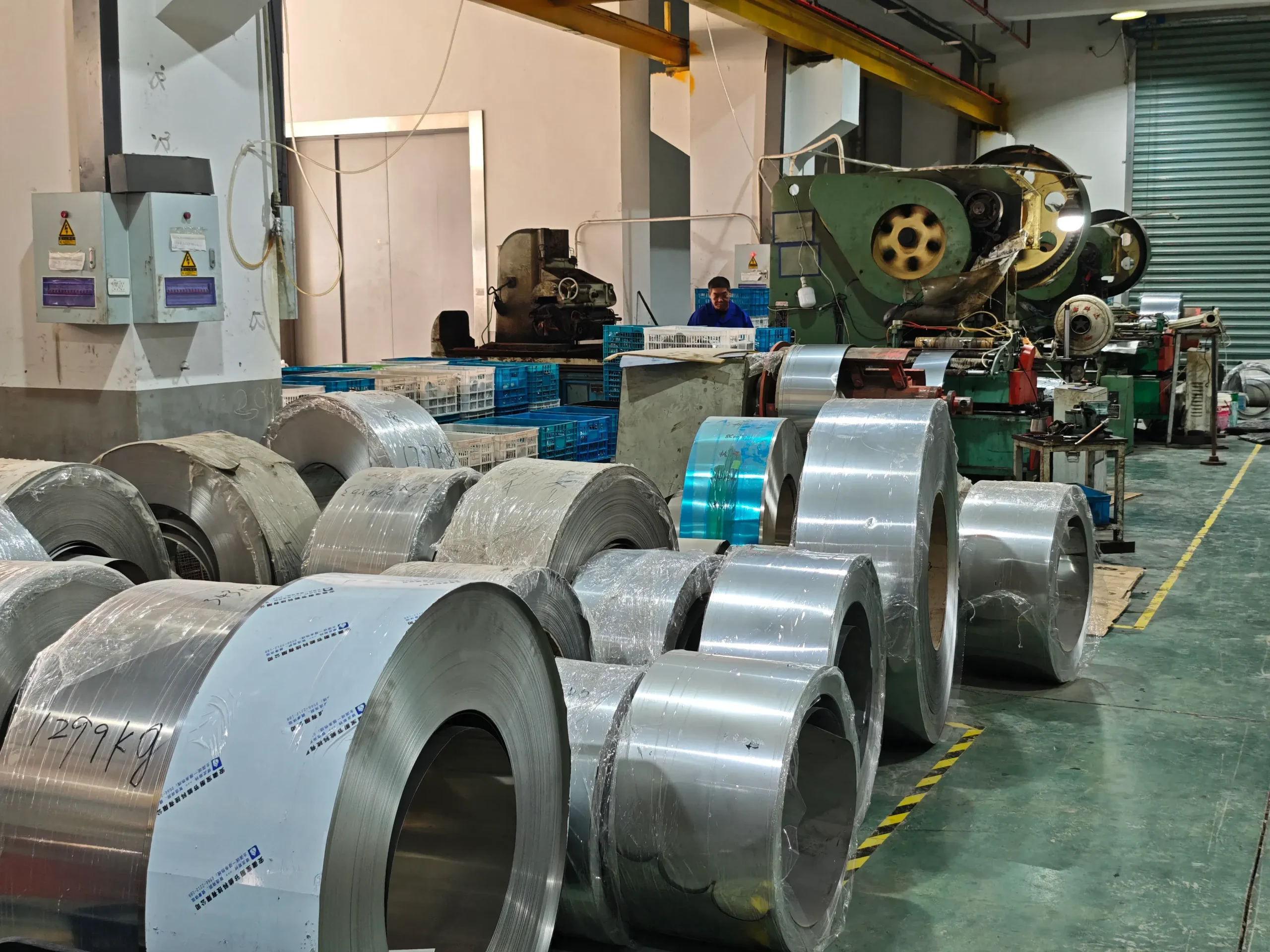 SUS304 steel for bottles SUS304 stainless steel sheets stacked for bottle production